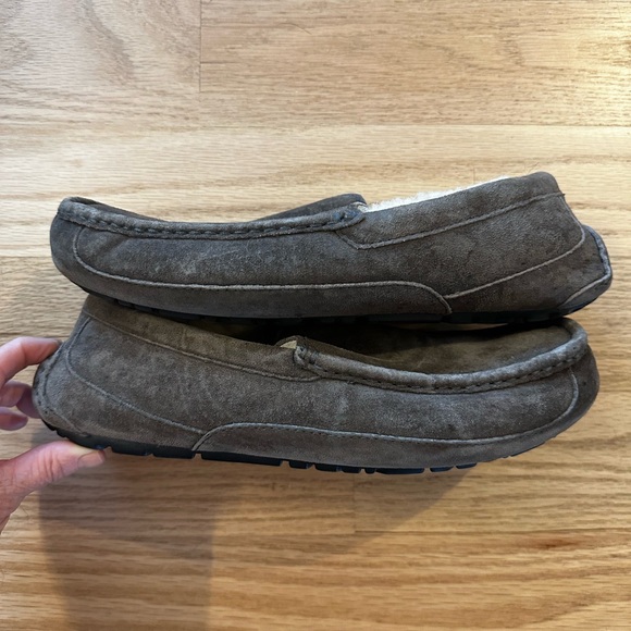 Men’s UGG slippers - Picture 4 of 7